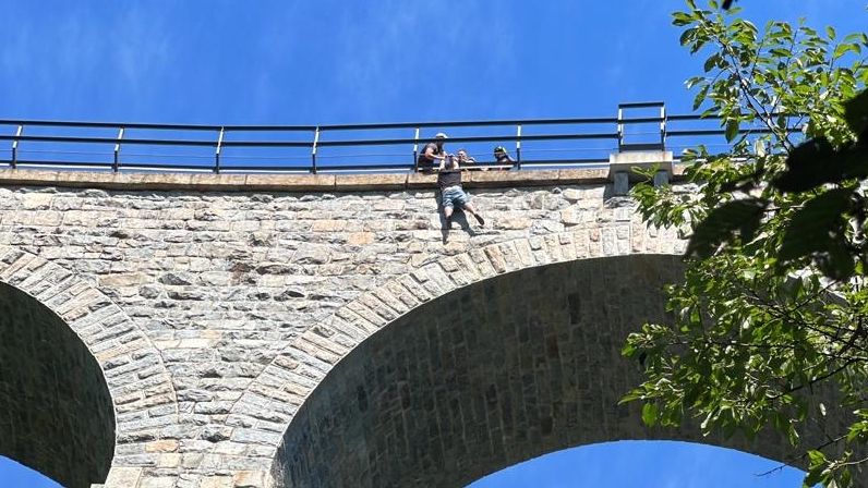 Dramatická záchrana na mostě u Prahy. Policista zachytil sebevraha, který uklouzl